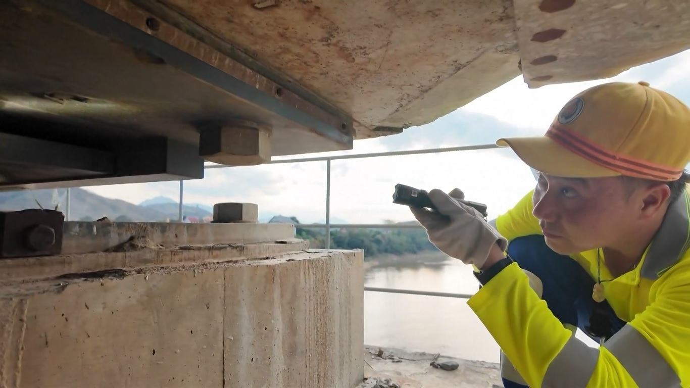 Pekerja pemeliharaan juga masuk ke dalam jembatan untuk memeriksa gelagar boks untuk mengetahui apakah ada kebocoran air