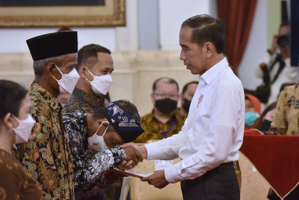Presiden RI Joko Widodo (Jokowi) menyerahkan 1