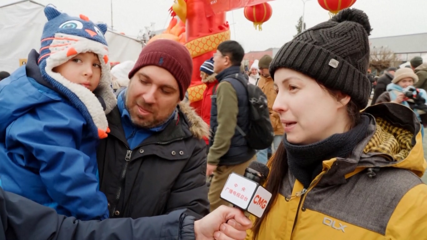 Dengan tarian naga dan barongsai