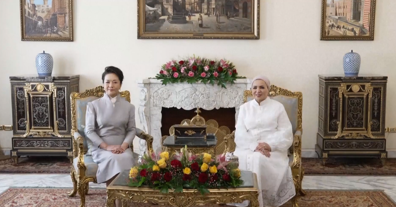 Peng Liyuan Mengobrol Sambil Minum Teh dan Mengunjungi Pameran Bersama Istri Presiden Mesir
