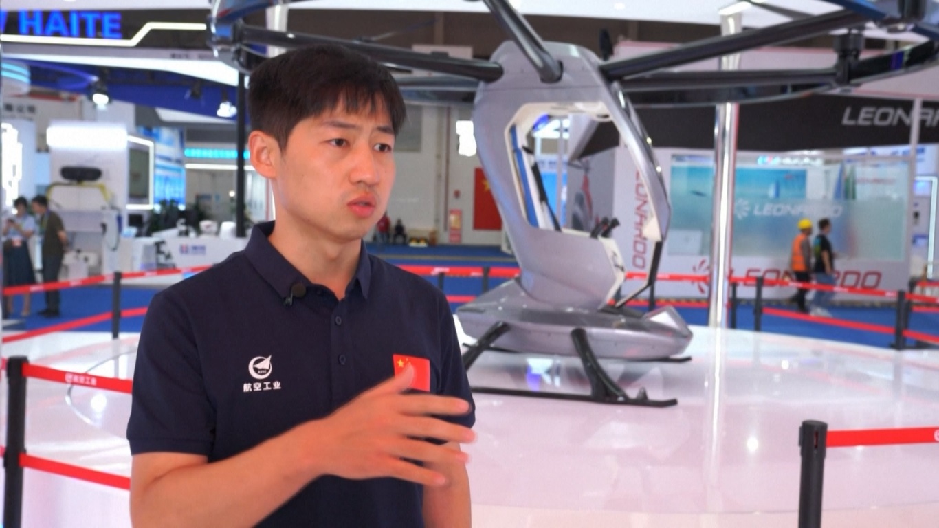 Sebanyak 65 helikopter dan drone didemonstrasikan di area pameran seluas 160000 meter persegi