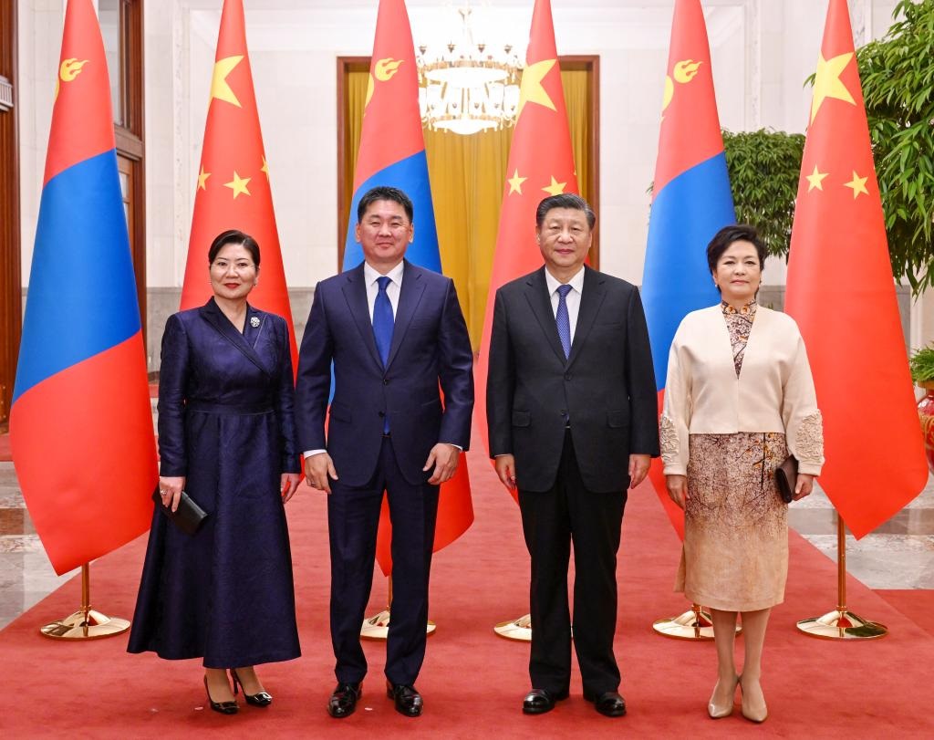 Presiden Tiongkok Xi Jinping mengadakan pembicaraan dengan Presiden Mongolia Ukhnaagiin Khurelsukh pada Senin (28/11) di Aula Besar Rakyat