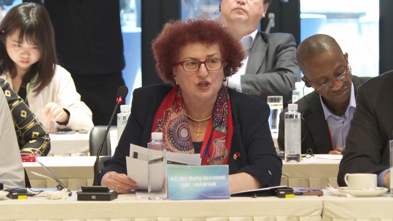 Para diplomat itu memulai tur mereka di sebuah pusat pameran perencanaan kota di ibu kota provinsi Guangzhou