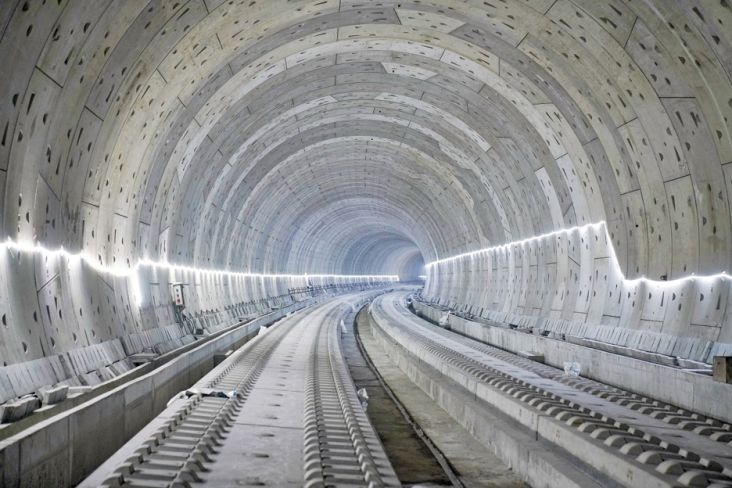 Jembatan dan terowongan yang dibangun harus sesuai dengan standar keamanan dan kelayakan yang ditetapkan oleh Kementerian PUPR