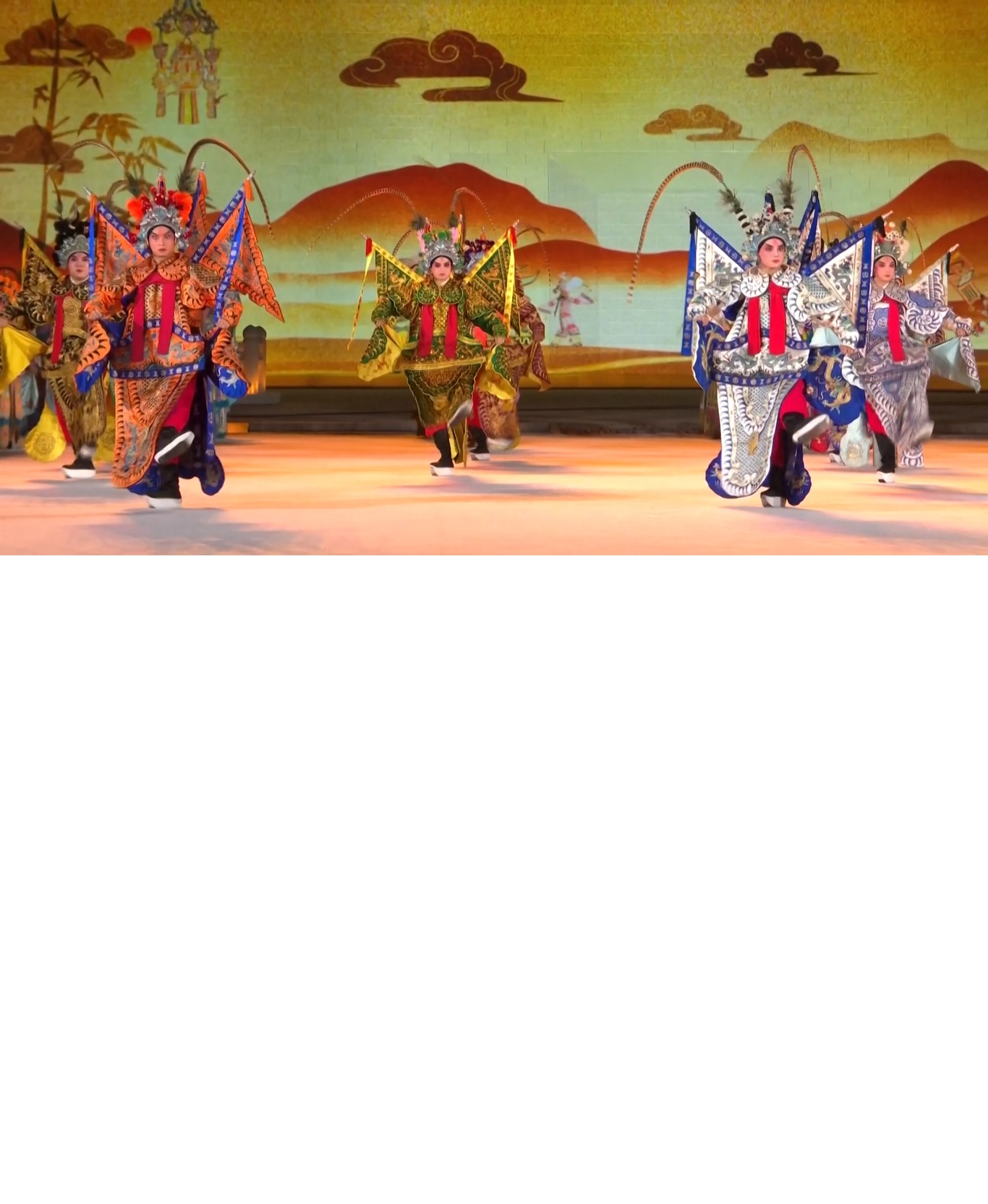 Pertunjukan berjudul The Blossoming Splendor of Opera and Folk Song itu merupakan kombinasi dari lagu rakyat Shaanxi dan Opera Qinqiang