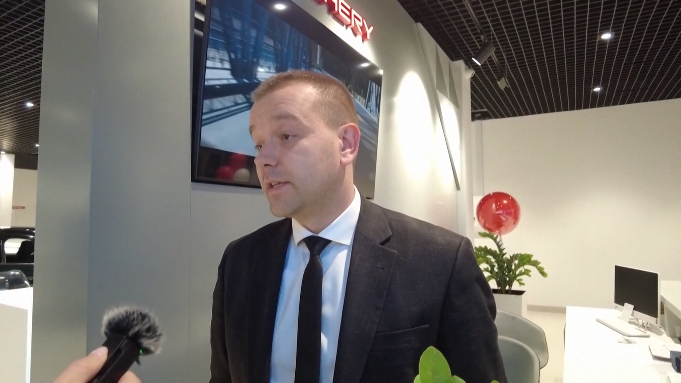 Sebuah kedai teh bubble milik orang Tiongkok yang baru dibuka di Jalan Bauman yang ramai adalah destinasi baru yang populer