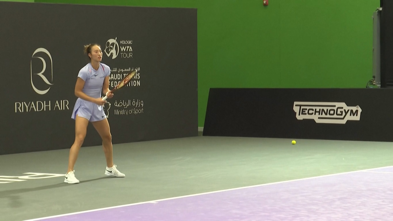 Zheng yang berusia 22 tahun kini telah memperpanjang rekor kemenangannya melawan Paolini menjadi empat pertandingan dari pertemuan mereka sebelumnya