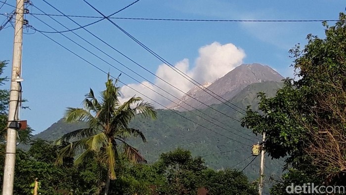 Merapi masih memuntahkan lava pijar sebanyak 7 kali Jarak luncurnya maksimum 1700 meter ke barat daya  Hingga saat ini status Merapi masih di tingkat Siaga atau Level III sejak 5 November 2020