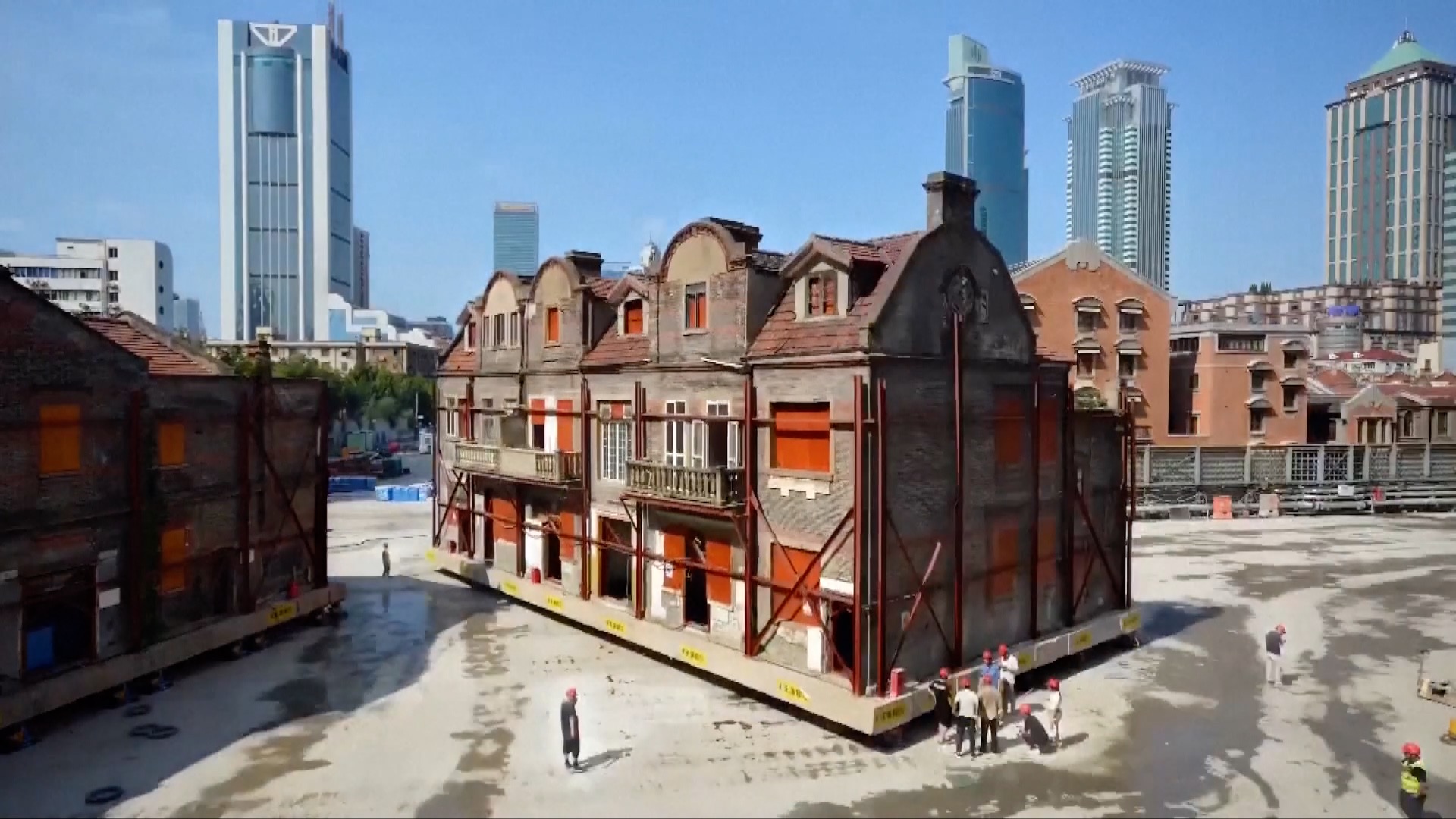 Sebanyak 432 robot mini ditempatkan di bawah fondasi yang memungkinkan kompleks tersebut berjalan dengan stabil pada kecepatan rata-rata 10 meter per hari