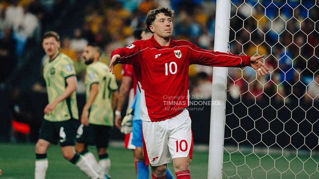Gol penyerang Timnas Indonesia Ole Romeny ke gawang Australia mendapat pujian karena diciptakan lewat proses build up yang tidak terpurus dari Maarten Paes dan melibatkan sembilan pemain