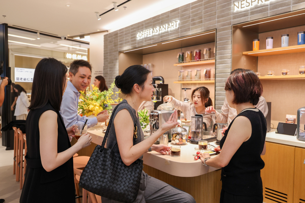 Mereka yang memesan kopi di kafe kemungkinan akan menikmatinya juga di rumah atau di kantor Ini membuka lebih banyak peluang tentang potensi bisnis mesin kopi dan kapsul