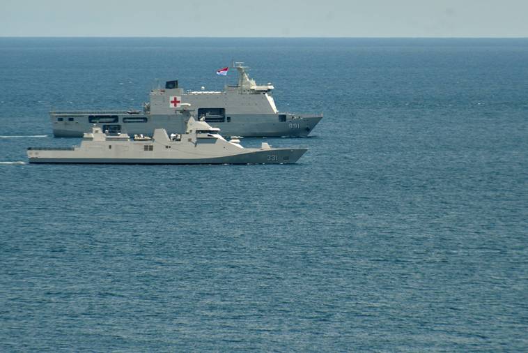 Sebanyak 14 Kapal Perang Republik Indonesia (KRI) TNI Angkatan Laut berstatus siap tempur mengelilingi Pulau Bali