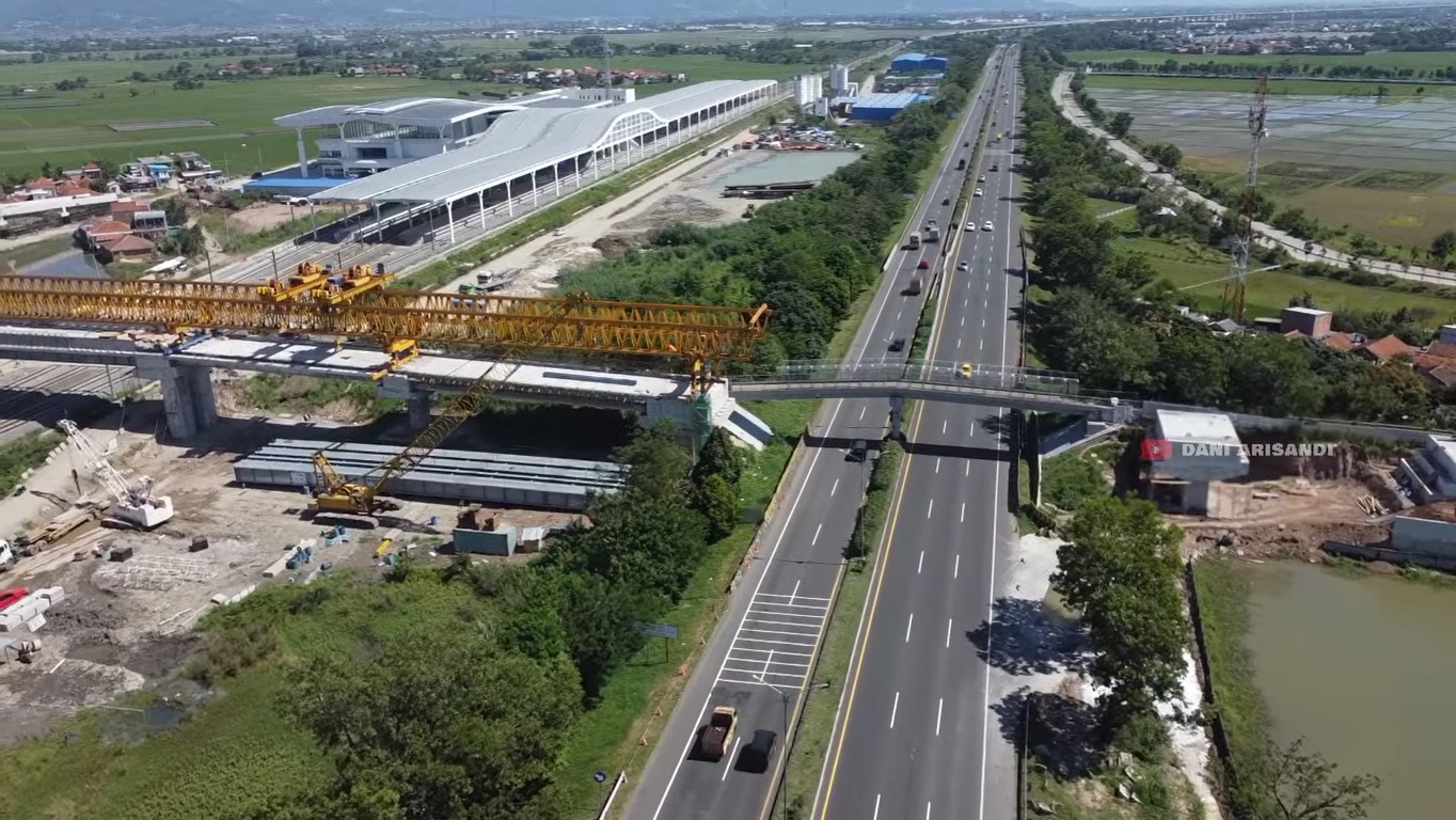 Pengaturan lalu lintas dilakukan dalam rangka pembangunan akses menuju Stasiun Kereta Cepat Jakarta Bandung (KCJB) Tegalluar
