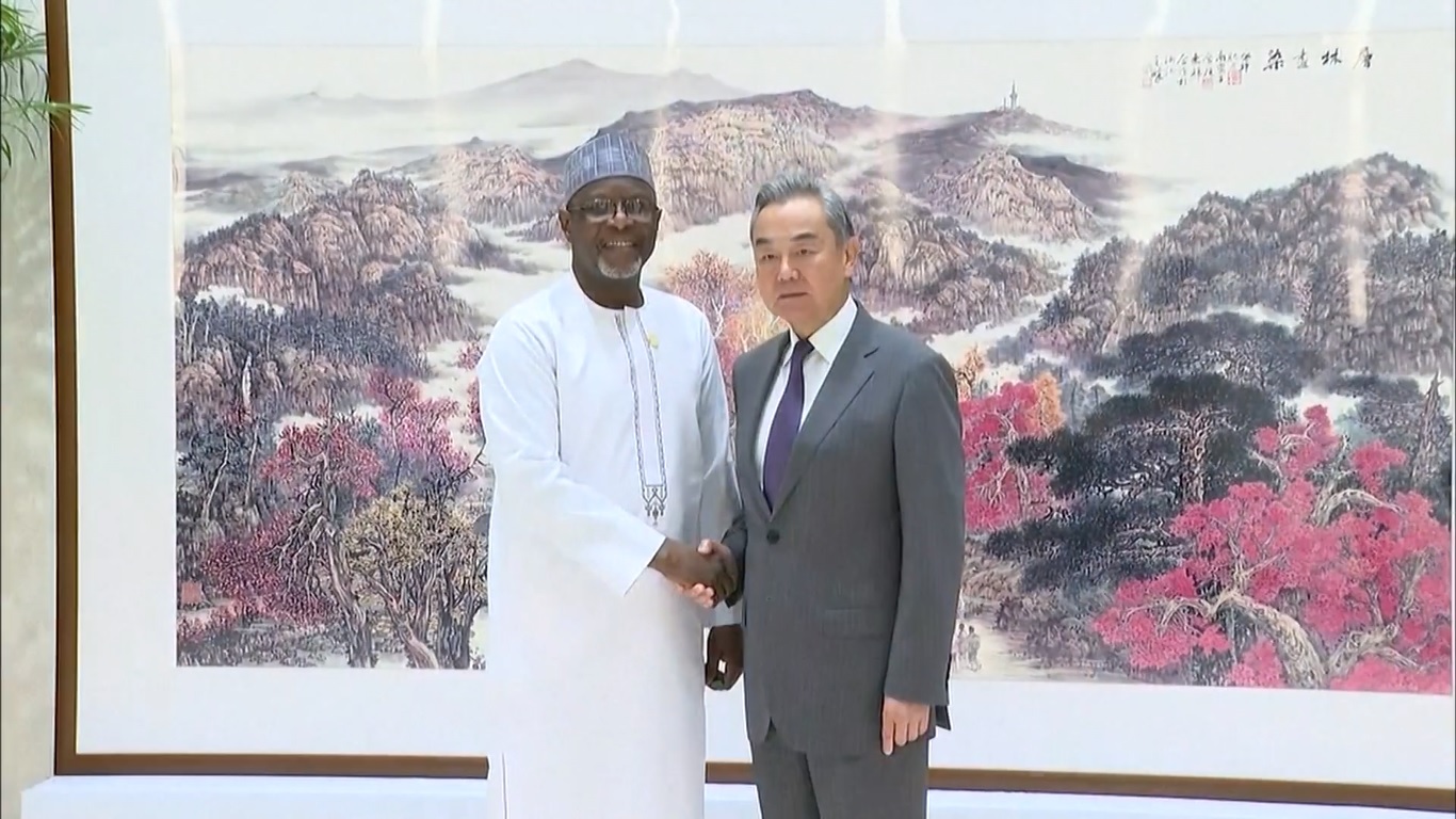Wang menyampaikan harapan bahwa Niger akan menjaga keamanan dan hak serta kepentingan yang sah dari perusahaan dan warga negara Tiongkok di Niger