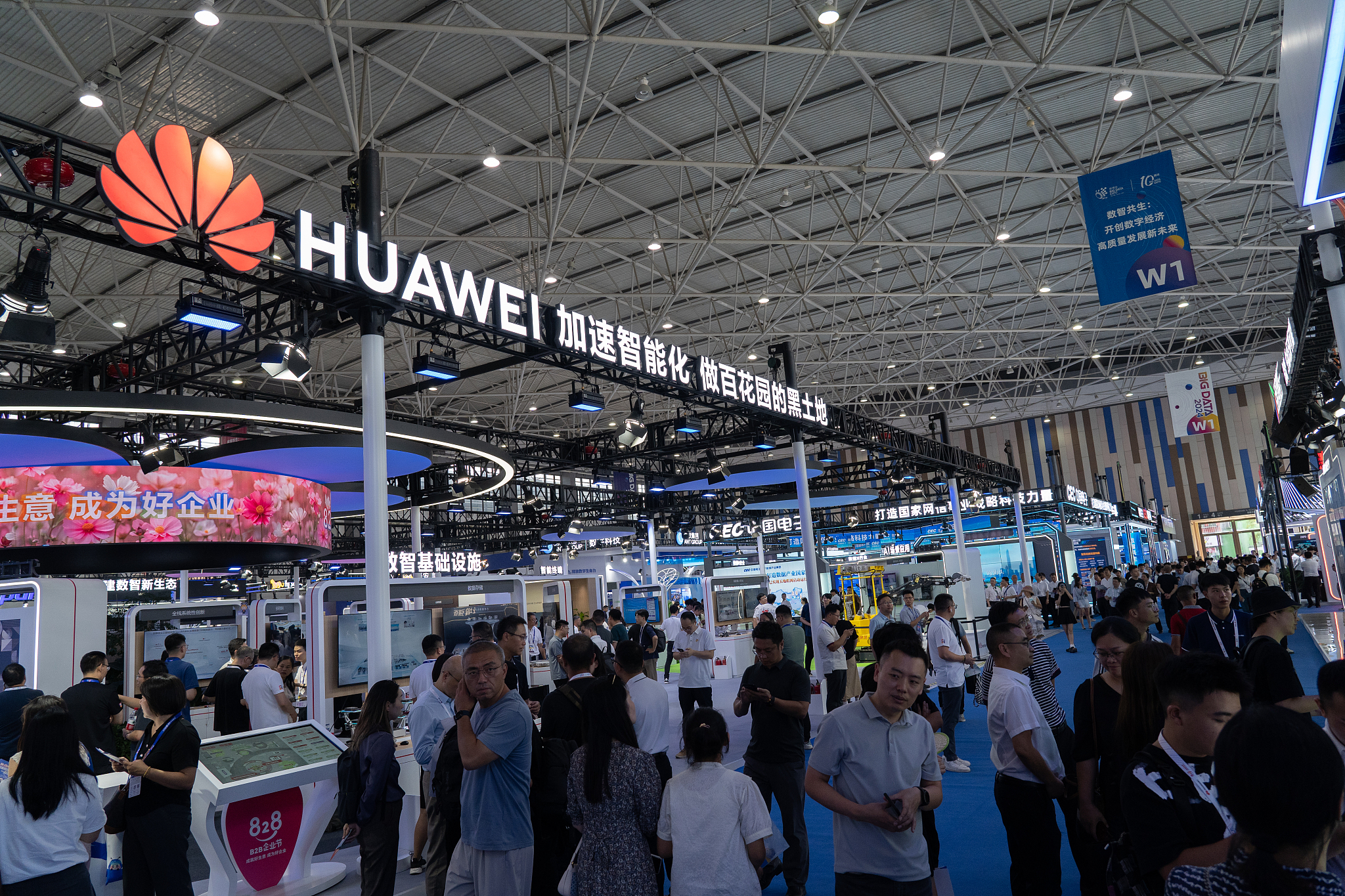 Peserta pameran ini termasuk para pemimpin industri dalam negeri seperti Huawei