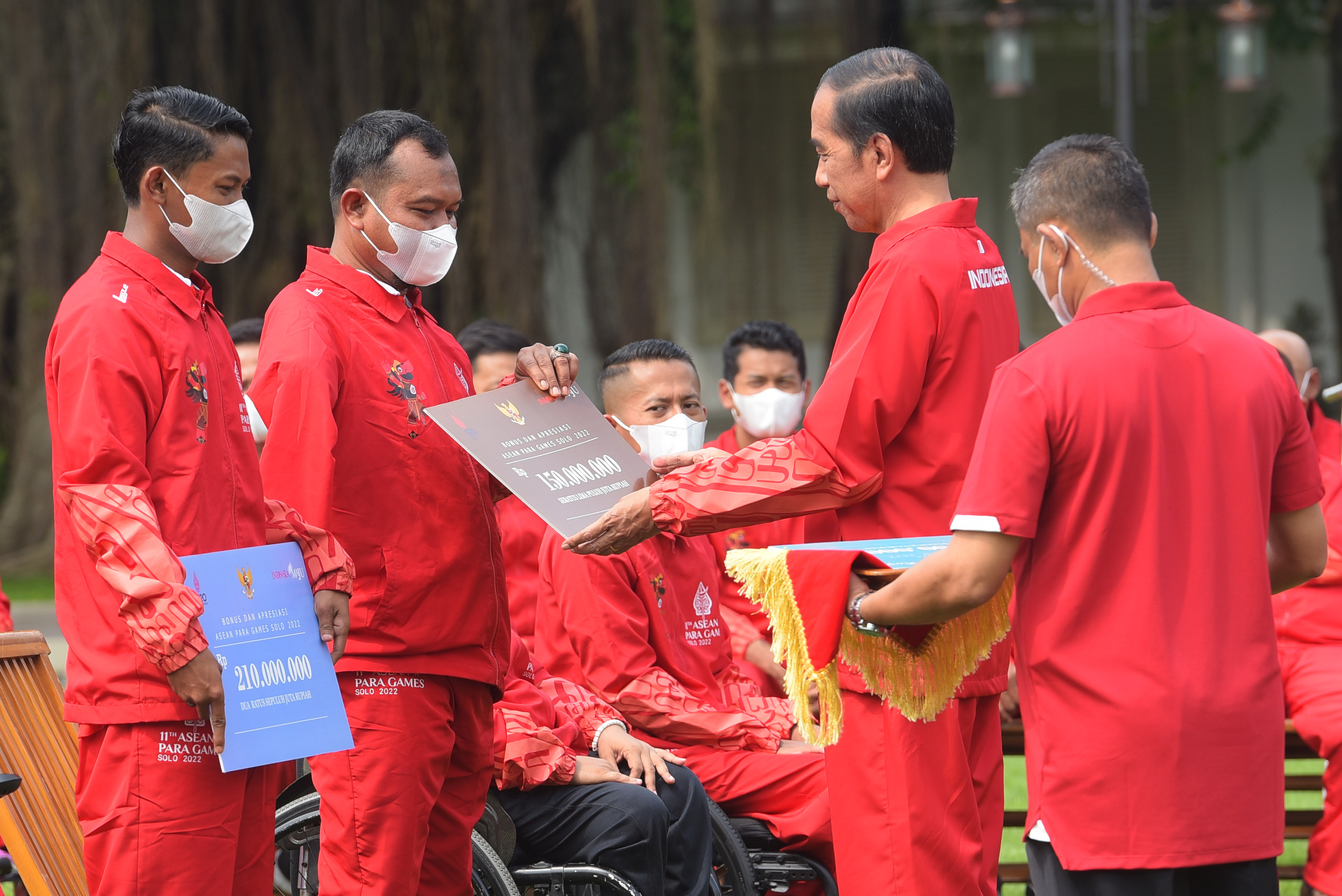 Presiden Jokowi menyampaikan penghargaan dan apresiasi atas prestasi yang diraih para kontingen Indonesia di ajang olahraga antarnegara ASEAN (ASEAN Paragames XI) di halaman depan Istana Merdeka