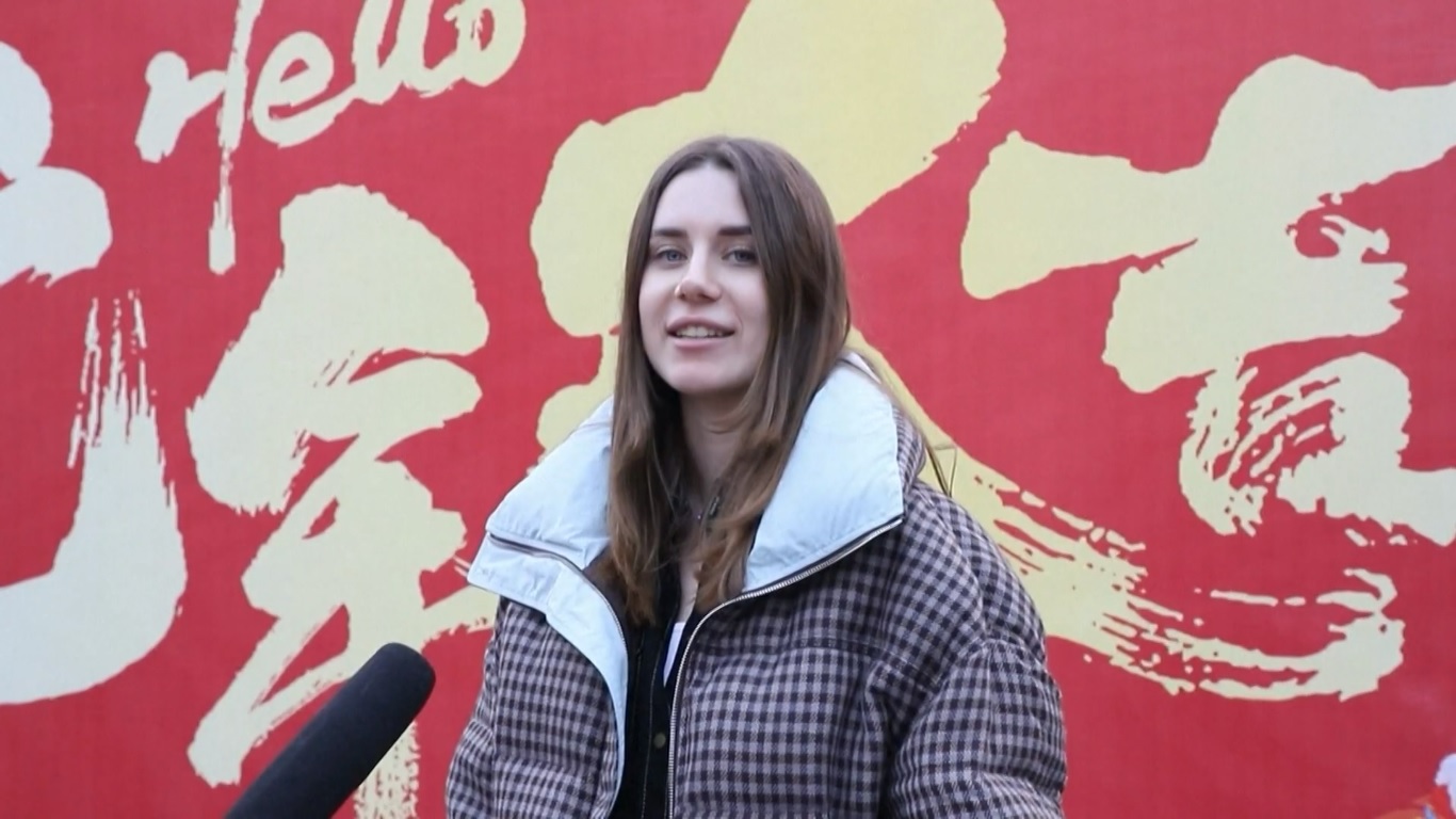 Dengan minat yang besar terhadap adat istiadat perayaan setempat