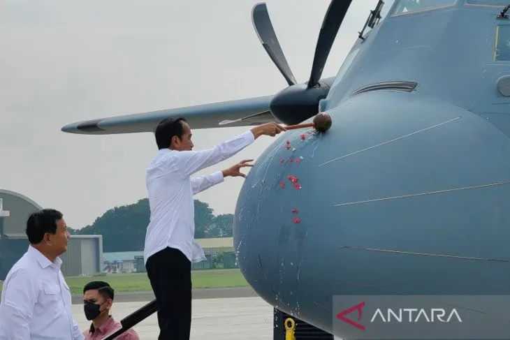 Presiden RI Joko Widodo melakukan penyiraman hidung pesawat TNI Angkatan Udara C-130J-30 Super Hercules A-1339 yang diserahterimakan di Pangkalan TNI AU (Lanud) Halim Perdanakusuma