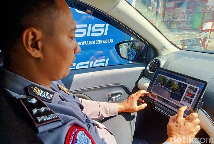 Kapolri Jenderal Pol Listyo Sigit Prabowo mengeluarkan larangan kepada seluruh jajaran Korps Lalu Lintas (Korlantas) untuk melakukan tilang kepada pengenda secara manual Tilang kini hanya bisa dilakukan secara eletronik alias ETLE