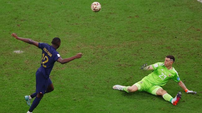 Emiliano Martinez berhasil menyelamatkan nyawa Argentina di menit-menit akhir final Piala Dunia 2022 Lionel Messi pun akhirnya bisa mengecup trofi Piala Dunia 2022