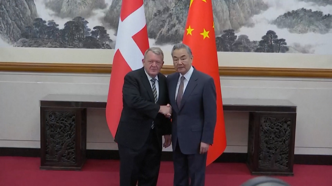 Keduanya membahas hubungan bilateral antara Tiongkok dan Denmark serta berbagai isu lain yang menjadi perhatian bersama