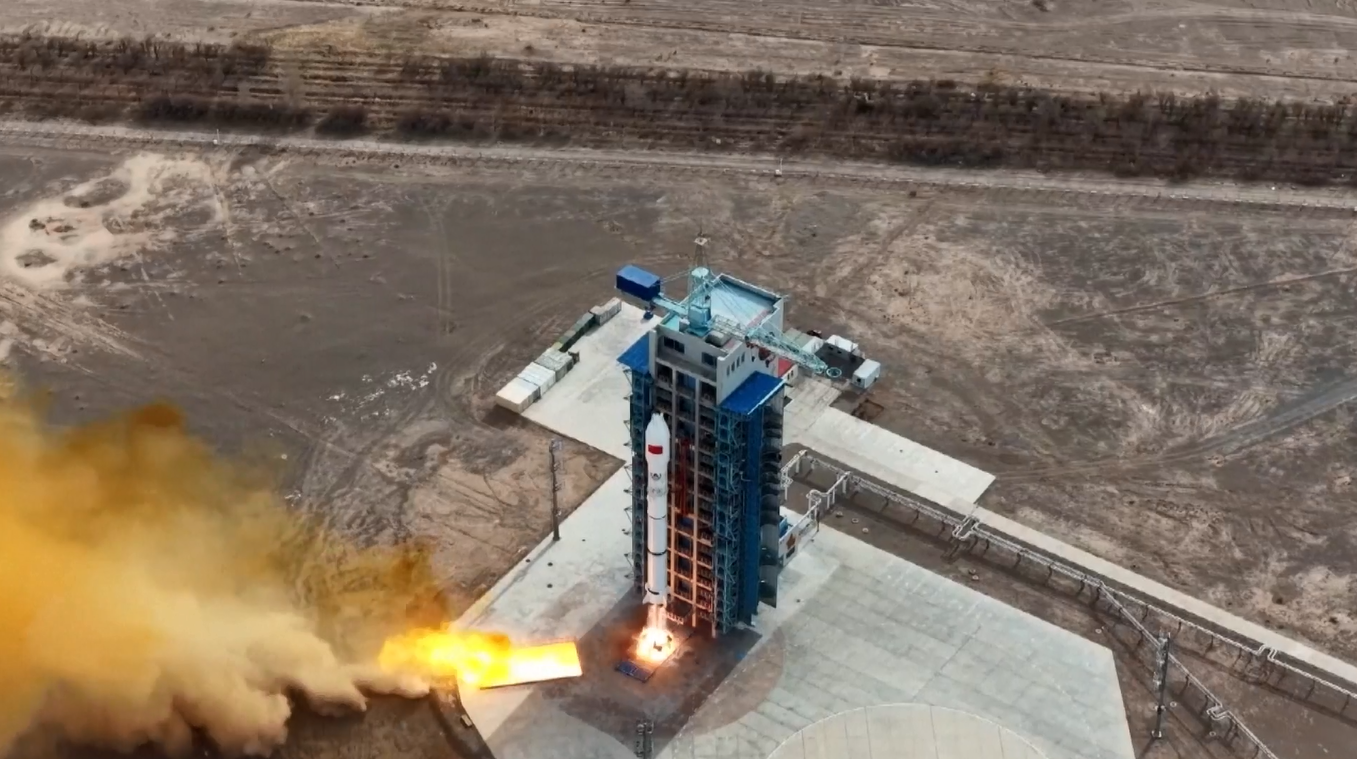 Tiongkok Luncurkan Tiga Satelit Eksplorasi Luar Angkasa