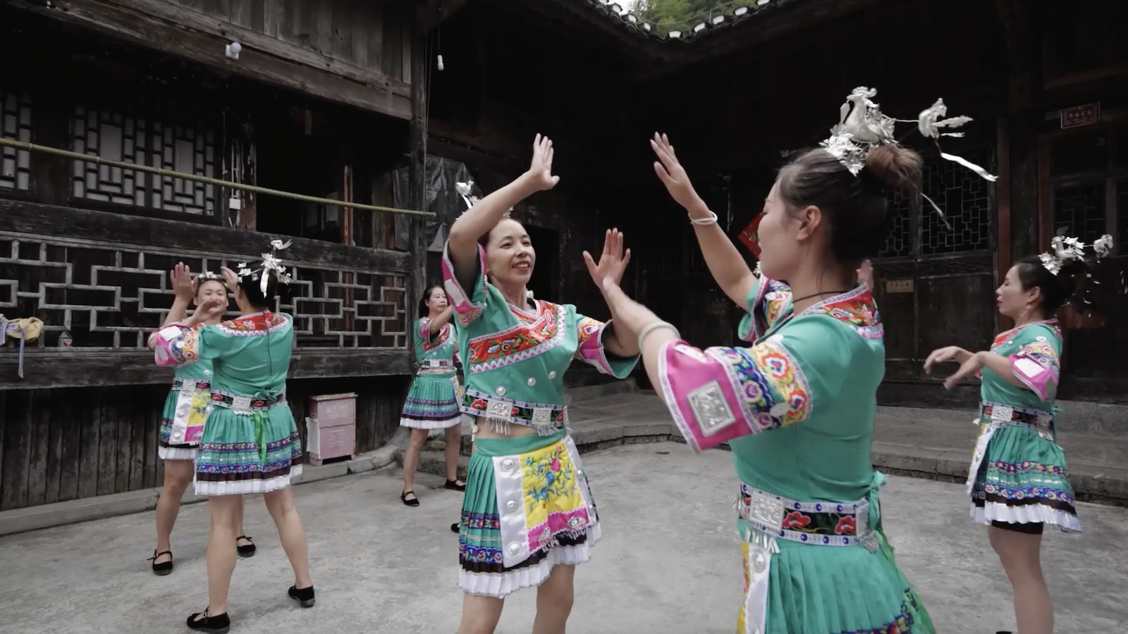 Tujia adalah salah satu kelompok etnis utama yang tinggal di Enshi Tujia dan Prefektur Otonomi Miao