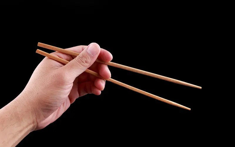 Dalam menggunakan sumpit untuk makan di Tiongkok ternyata ada hal yang perlu diperhatikan