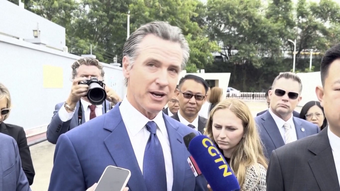 Gubernur singgah di Depo Bus Antuo Hill di Shenzhen pada hari Selasa (24/10) pagi untuk mempelajari lebih lanjut tentang armada bus listrik sepenuhnya di kota tersebut