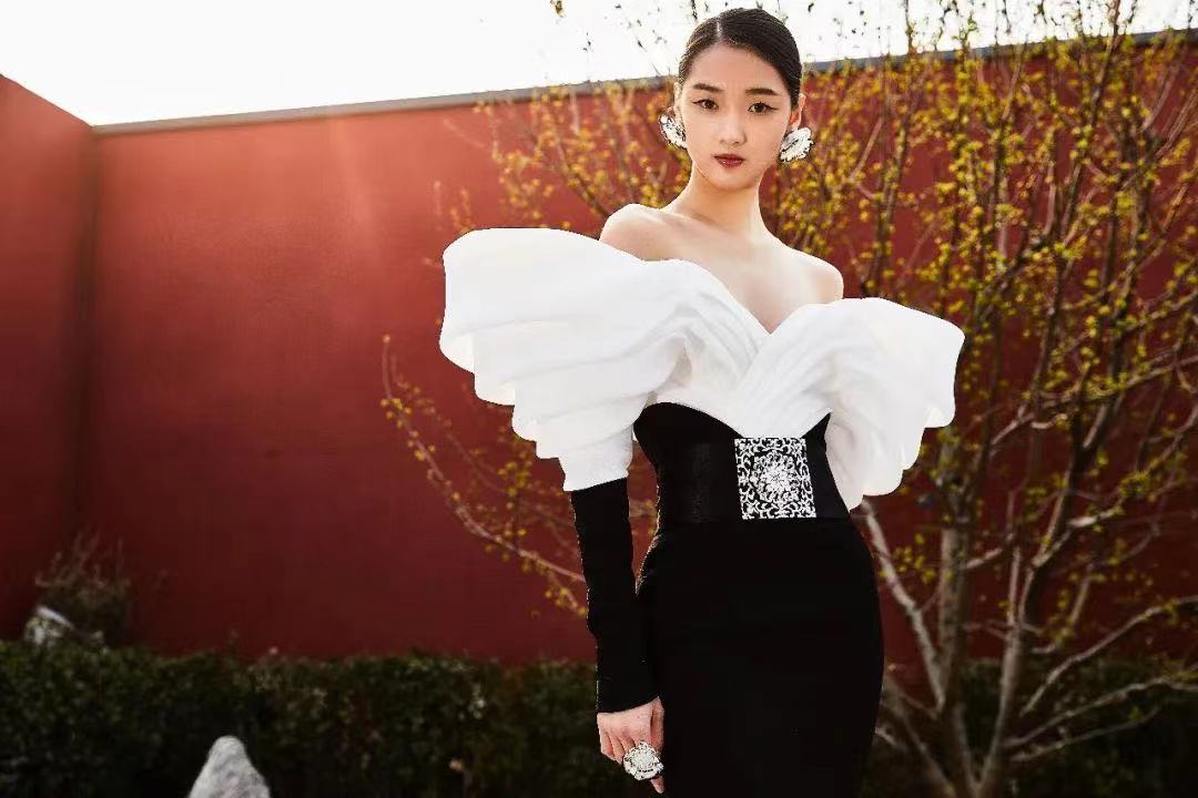 Perancang busana Xiong Ying mempresentasikan koleksi musim gugur/musim dingin 2023 pada upacara penghargaan Pekan Mode Beijing 2022 di Pusat Kebudayaan Longfu pada 18 Maret