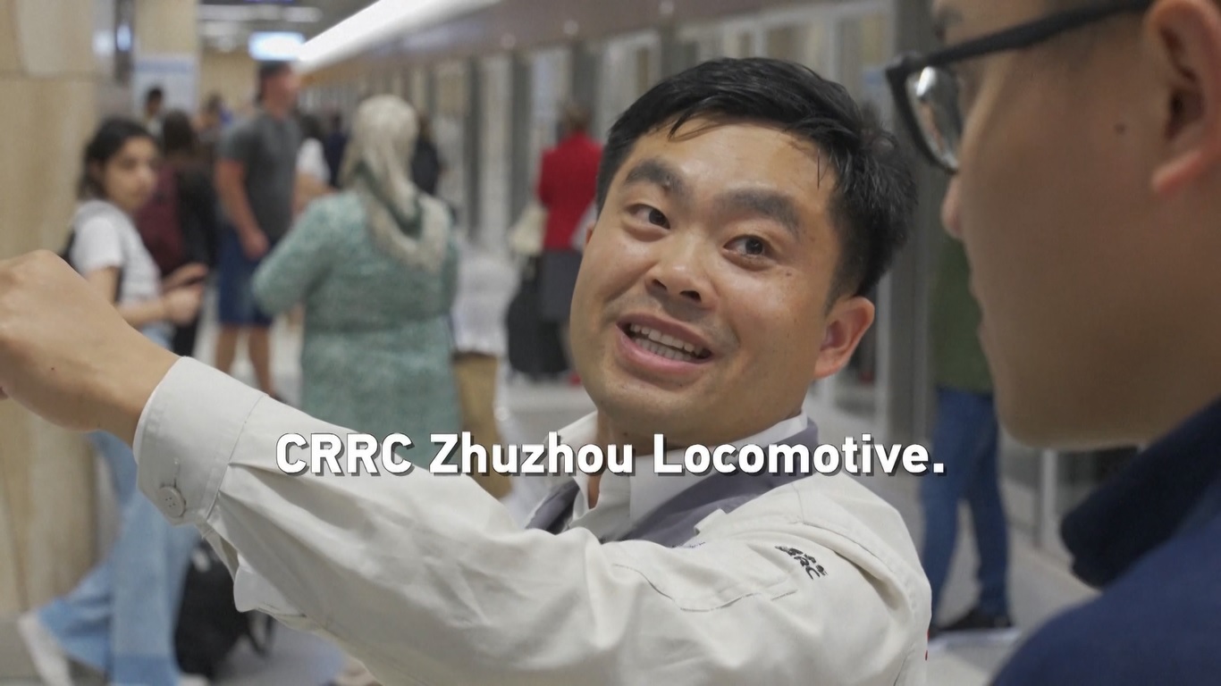 Kereta ini melaju dengan kecepatan 120 kilometer per jam