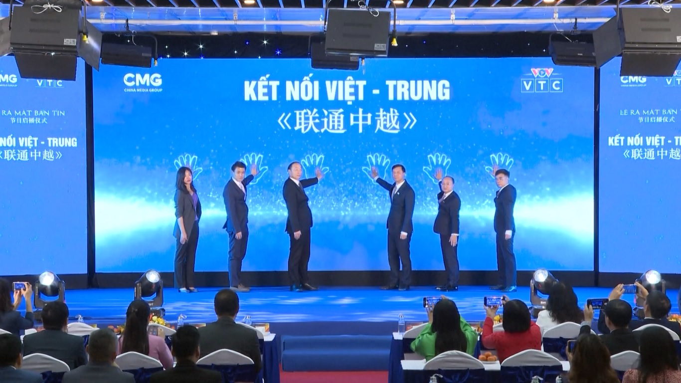 Ini adalah program berita TV pertama yang diproduksi bersama oleh stasiun televisi pemerintah Tiongkok dan Vietnam