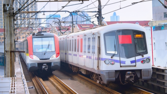 Stasiun-stasiun utama di sepanjang rute akan menerapkan pemantauan kerumunan yang ditingkatkan dan pembaruan informasi waktu nyata