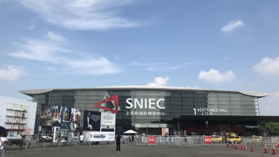 Dengan latar belakang meningkatnya anti-globalisasi