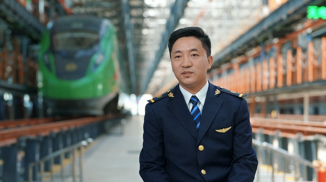 Mantan Penggembala di Tibet Ini Wujudkan Impian Kemudikan Kereta Api di Jalur Listrik Tertinggi di Dunia