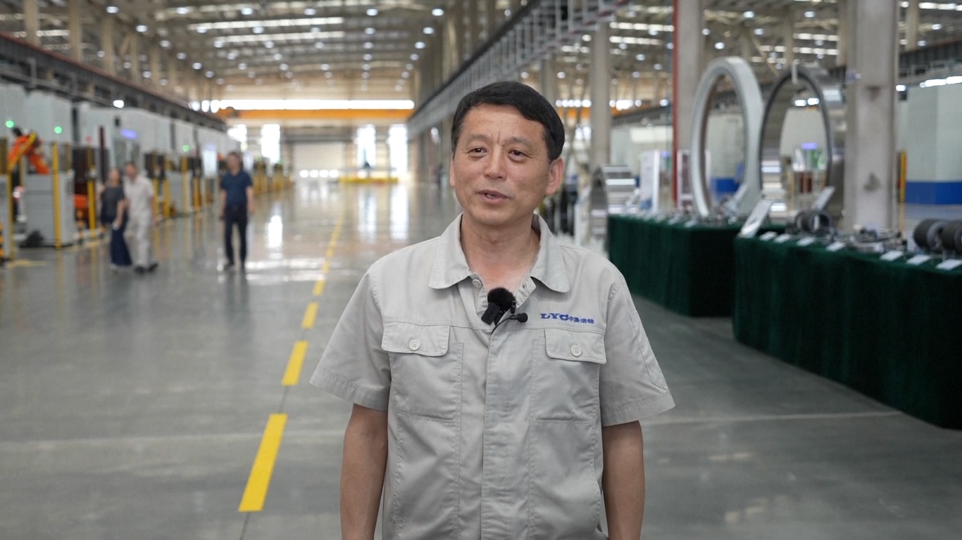 Xi mengunjungi pabrik tersebut untuk mempelajari kinerja dan aplikasi berbagai jenis produk bearing