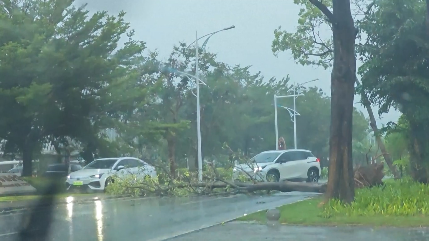 Topan Kajiki Menguat dan Menerjang Hainan
