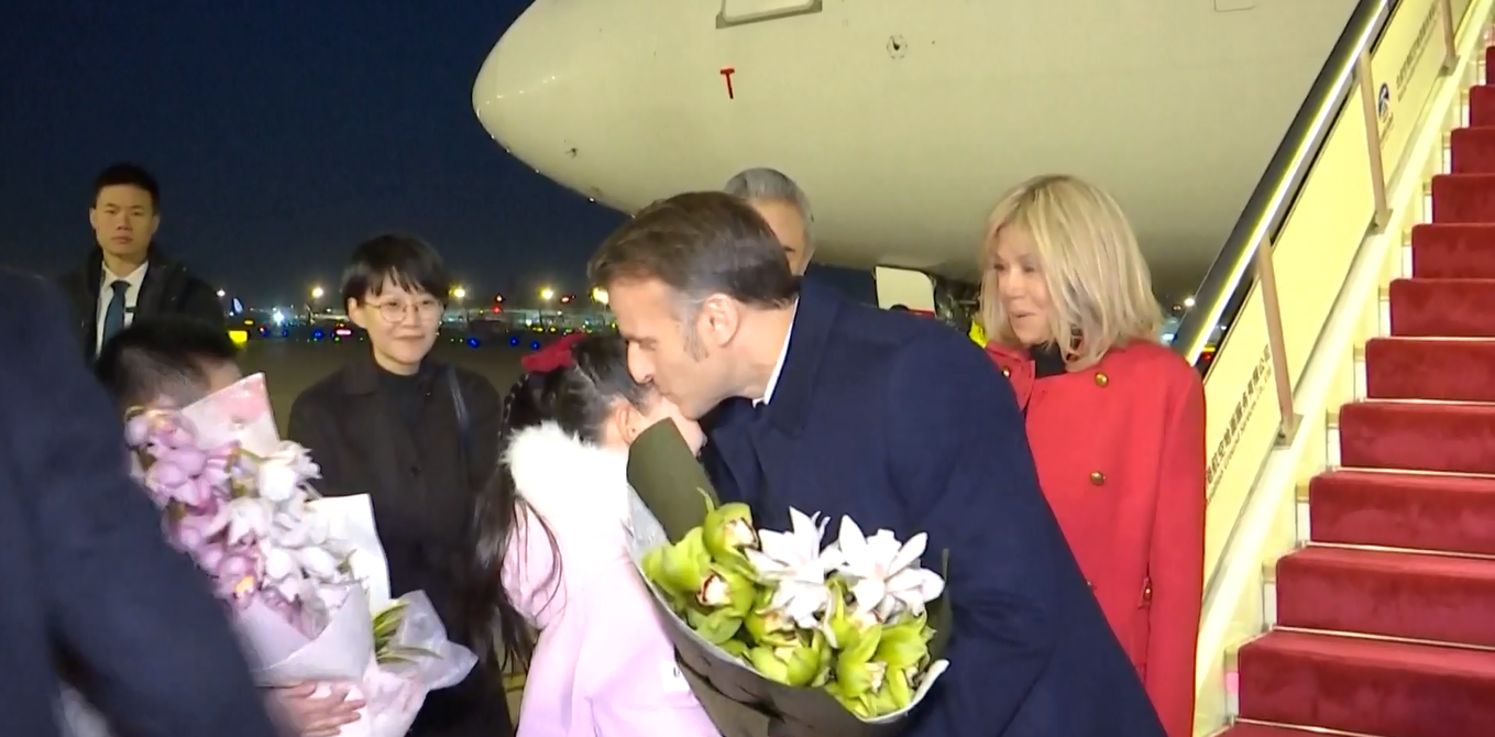 Presiden Prancis Emmanuel Macron Tiba di Beijing untuk Kunjungan Kenegaraan