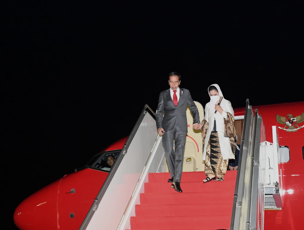 Dengan menempuh penerbangan selama kurang lebih 35 jam dari Bandara I Gusti Ngurah Rai di Bali Presiden RI Joko Widodo (Jokowi) dan Ibu Iriana Jokowi tiba di Bandara Internasional Phnom Penh Kamboja iuntuk menghadiri KTT ASEAN