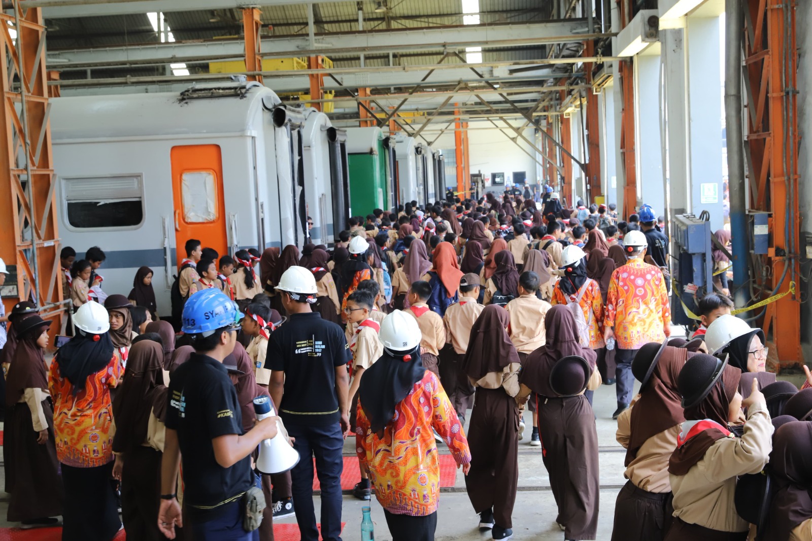 Hari Pertama Open House Ribuan Masyarakat Kunjungi Balai Yasa Manggarai