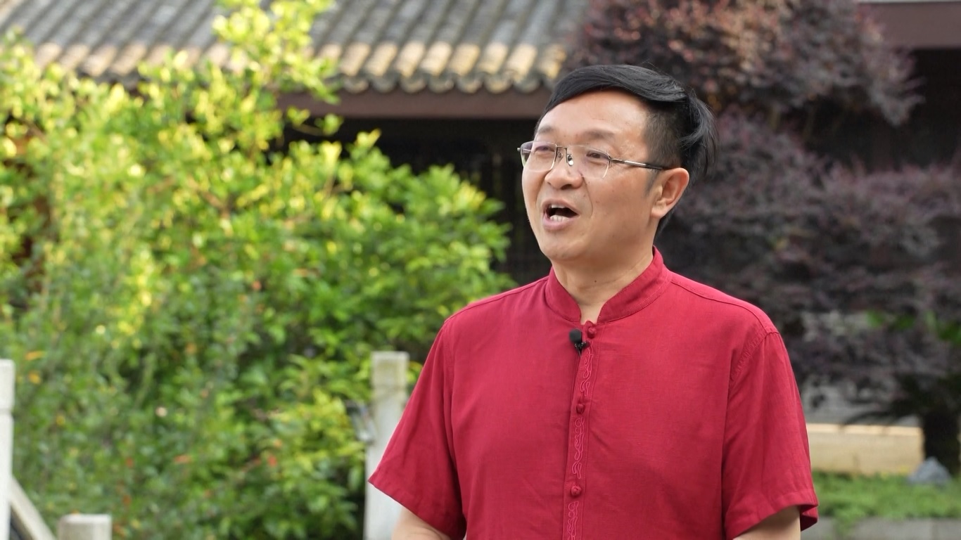 Terletak di Gunung Fenghuang yang indah di Zigui