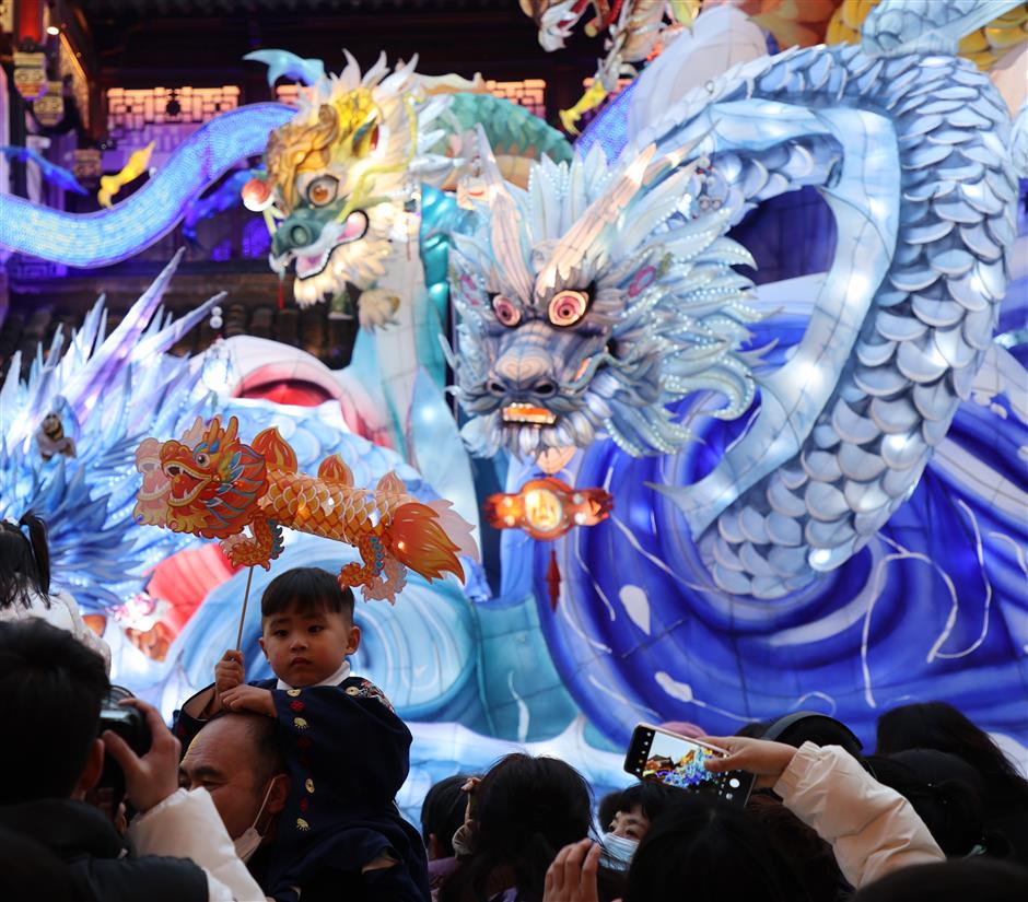 Festival Lentera Yuyuan yang berlangsung sejak 21 Januari memukau para turis sepanjang liburan Tahun Baru Imlek