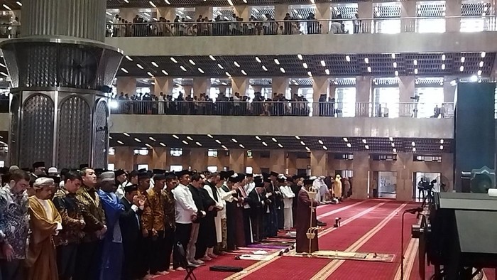 Wakil Presiden RI Ma'ruf Amin menyerahkan sapi kurban dan diterima langsung oleh Imam Besar Masjid Istiqlal KH Nasaruddin Umar