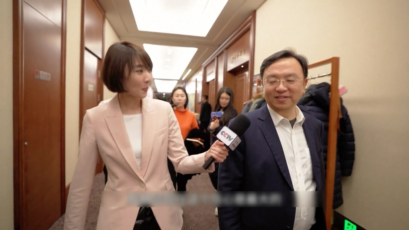 Wang mengatakan kendaraan energi baru Tiongkok mengambil peran utama di seluruh dunia berkat keterbukaan dan inovasi perusahaan yang terlibat serta kerja keras karyawan mereka