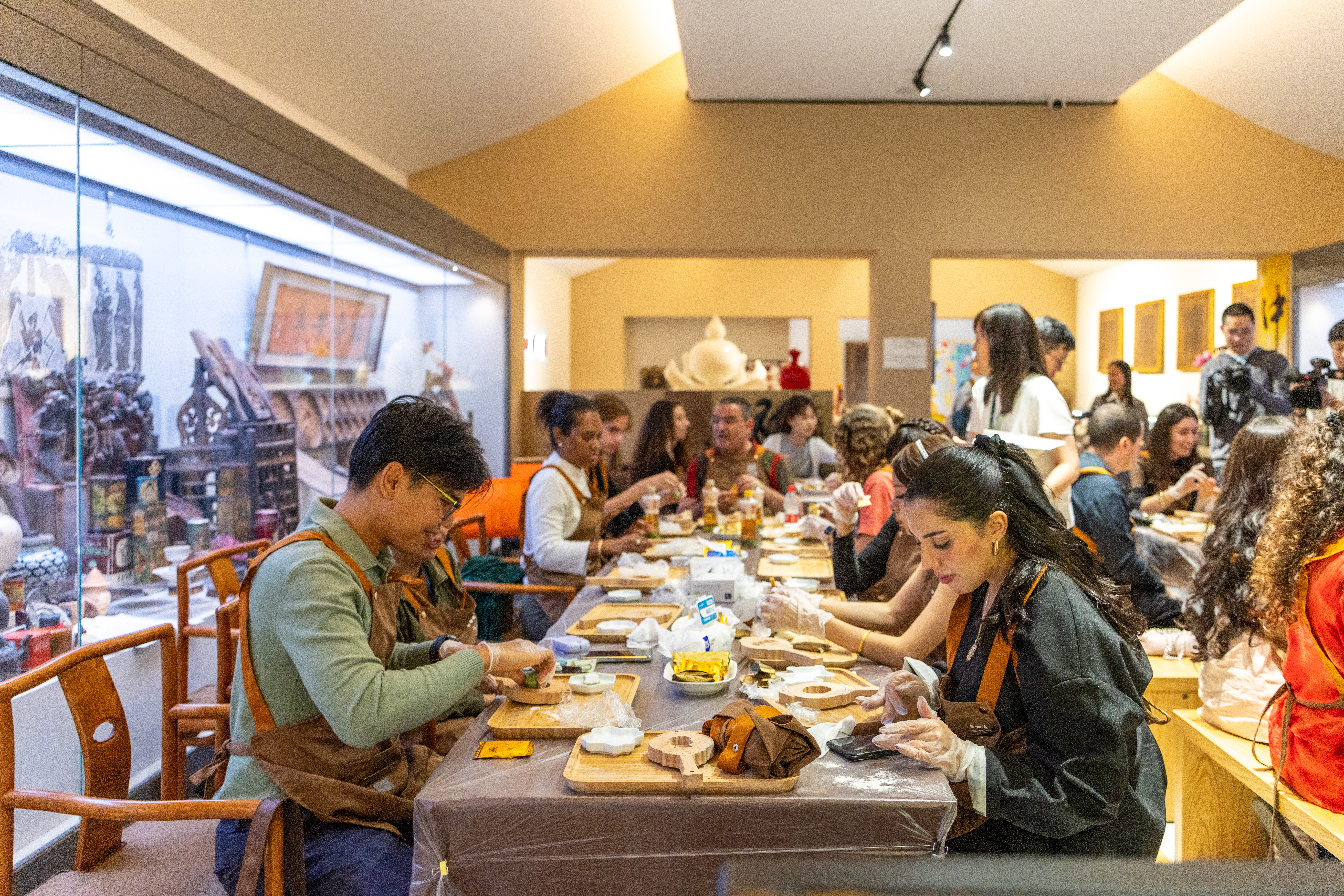 Kelompok Pemuda menyelami Pembuatan Kue Bulan dan Budaya Festival Pertengahan Musim Gugur