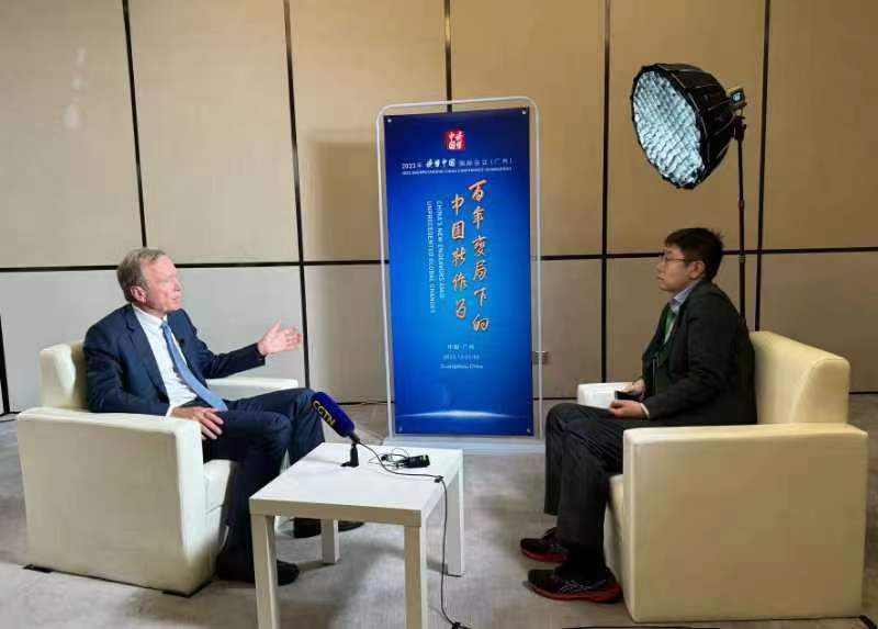 Wartawan Departemen Bahasa Asia dan Afrika CGTN mewawancarai Neil Bush