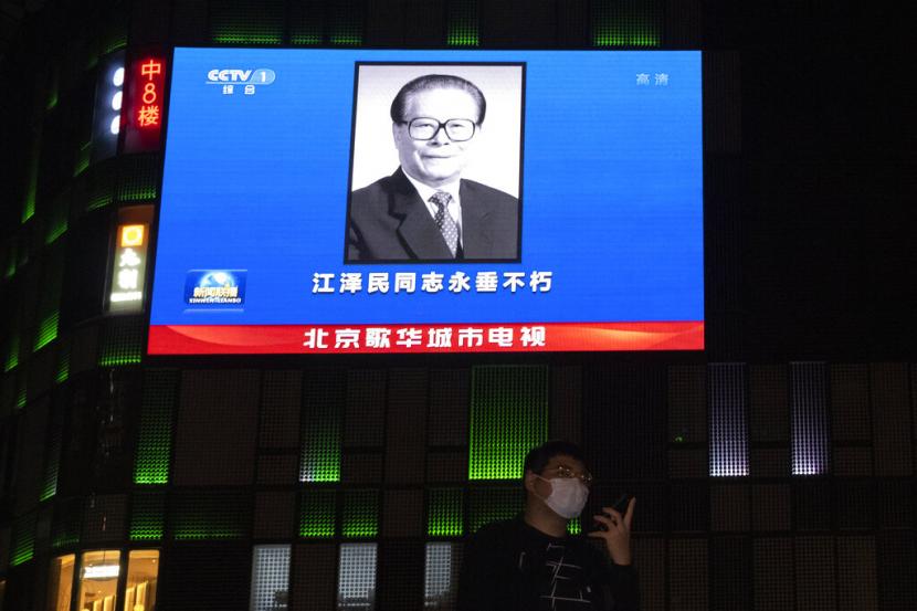 Seluruh tentara dan rakyat berbagai etnis di seluruh negeri Komite Berkabung Kawan Jiang Zemin mengambil keputusan sebagai berikut: