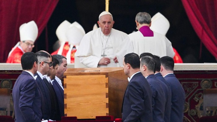 Misa ini dihadiri puluhan ribu orang dan disaksikan oleh jutaan umat Katolik di seluruh dunia para Kardinal berjubah merah pejabat tinggi dan ribuan pastor serta biarawati dari berbagai negara berkumpul untuk mengucapkan selamat tinggal pada Benediktus yang meninggal dunia dalam usia 95 tahun