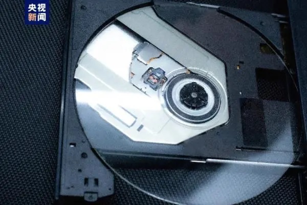 Tim peneliti berhasil meningkatkan kapasitas penyimpanan data optik ke tingkat petabit dengan memperluas arsitektur perekaman planar menjadi tiga dimensi dengan ratusan lapisan