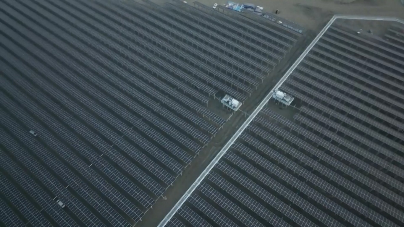 Proyek ini merupakan fasilitas lepas pantai terpadu pertama di Tiongkok yang menggabungkan pembangkit listrik PV